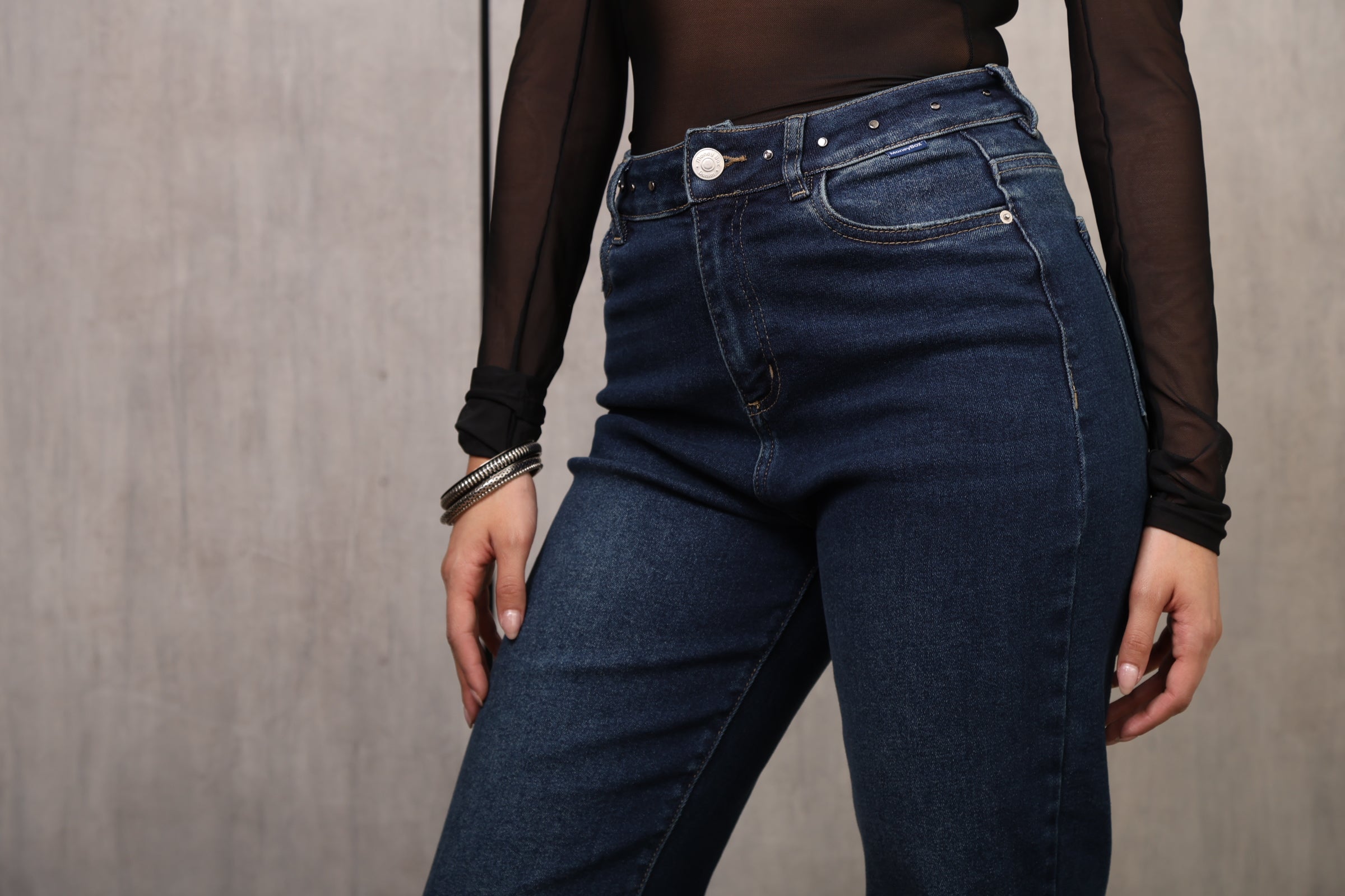 JEAN DAMA – MOM FLARE CROPPED CON TACHES – TIRO ALTO – MODA COLOMBIANA – REF: 795