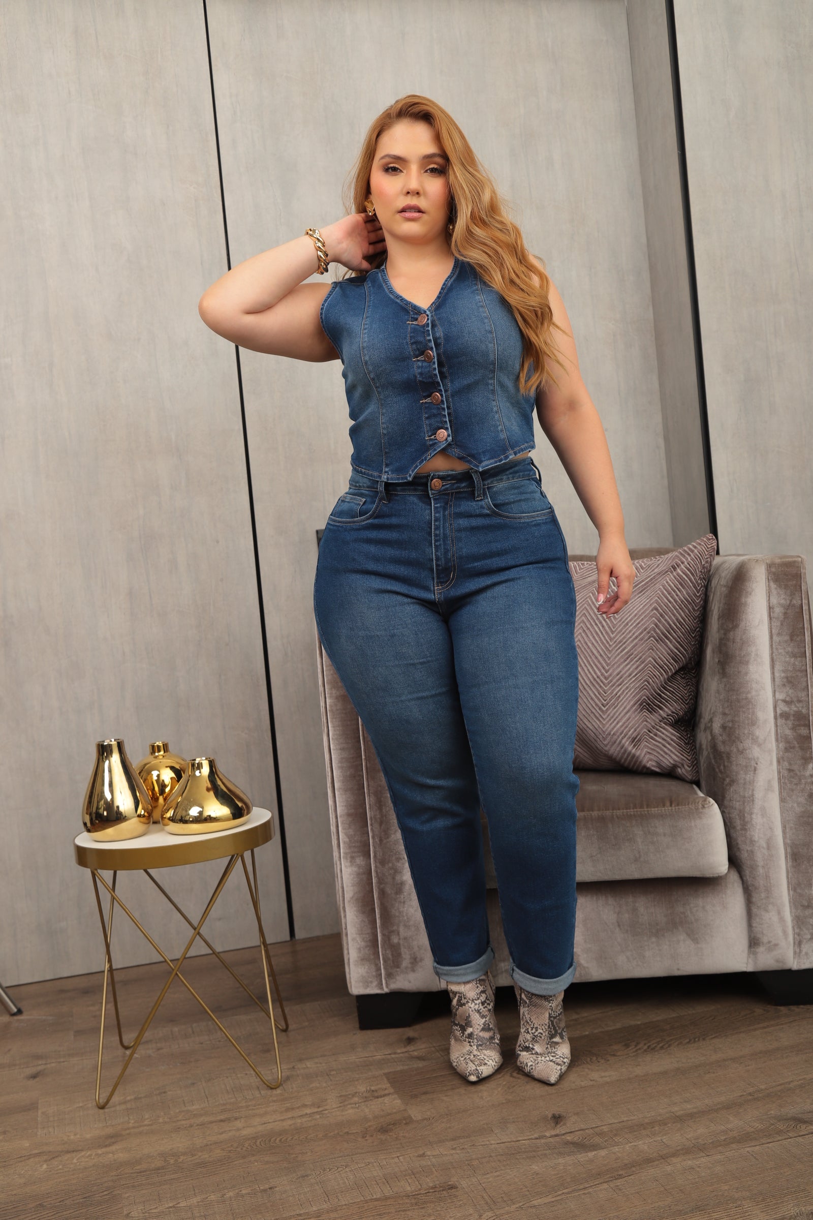 SET JEAN MOM Y CHALECO DAMA, TIRO ALTO, MODA COLOMBIANA – Ref: 9804 PL