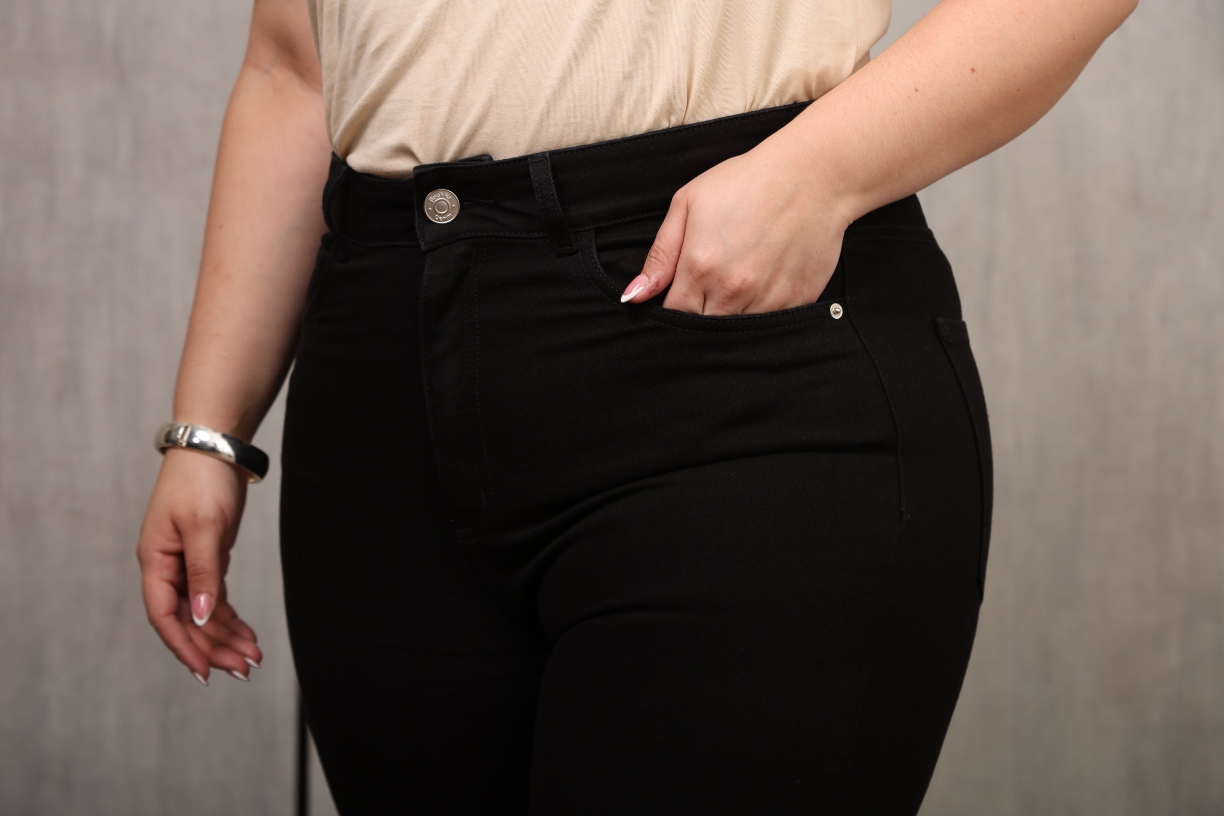 JEAN SKINNY BLACK – BÁSICO ESENCIAL – TIRO ALTO – MODA COLOMBIANA – REF: 9875 pl