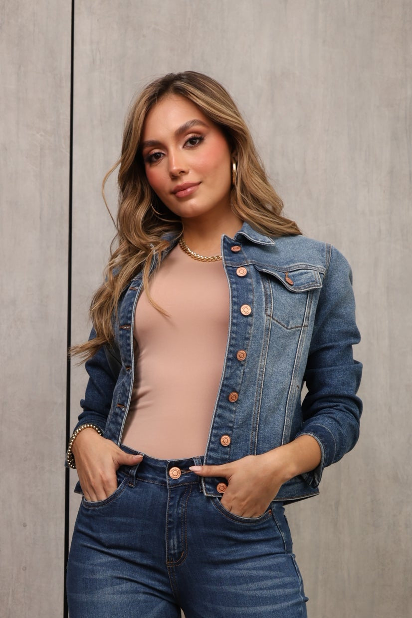 CHAQUETA DAMA – DENIM – AJUSTE SEMI ENTALLADO – MODA COLOMBIANA – REF: 9859