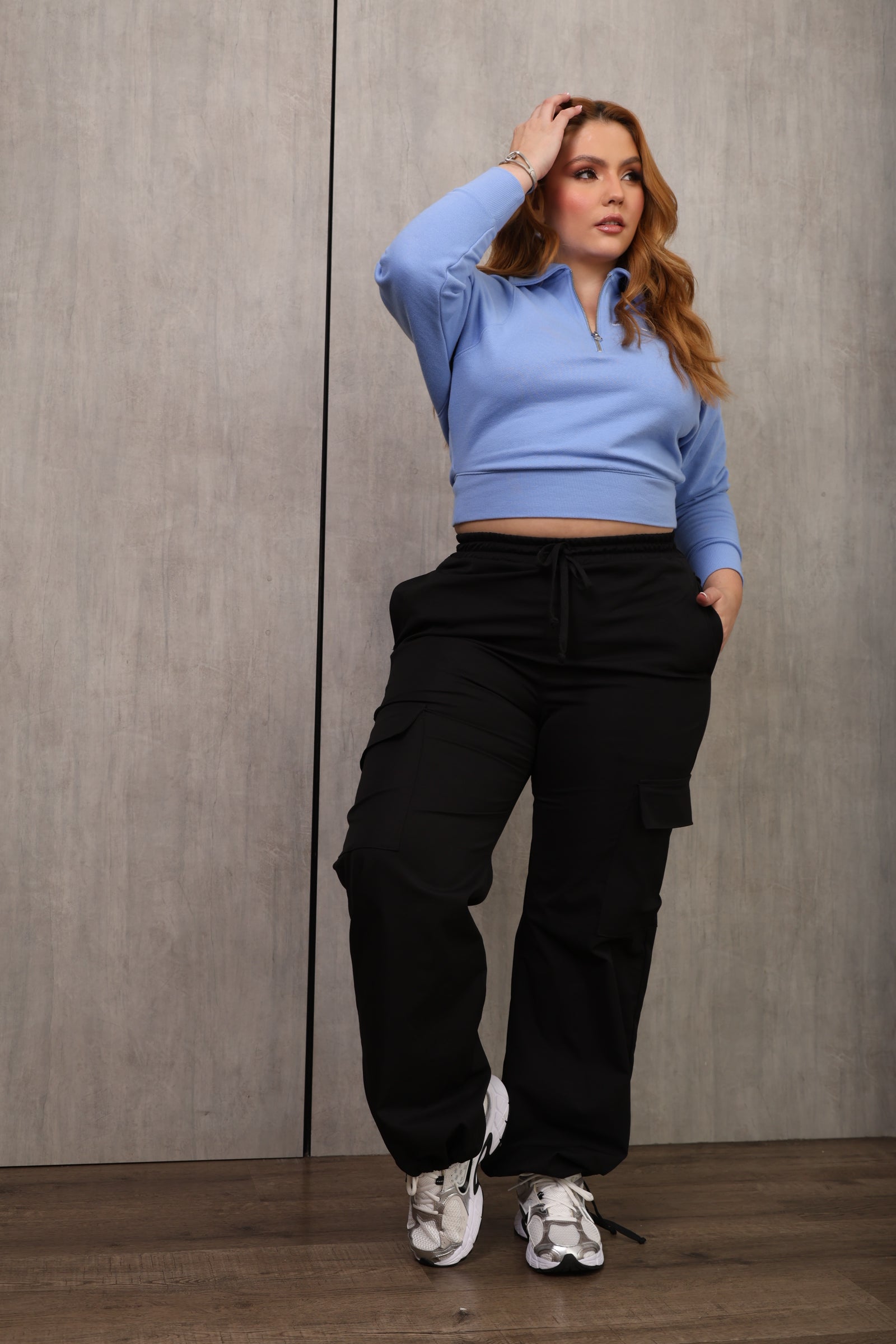 PANTALÓN CARGO PARACHUTE DAMA COLOR NEGRO – TIRO MEDIO – AJUSTE RELAJADO – MODA COLOMBIANA – REF: 803 PL