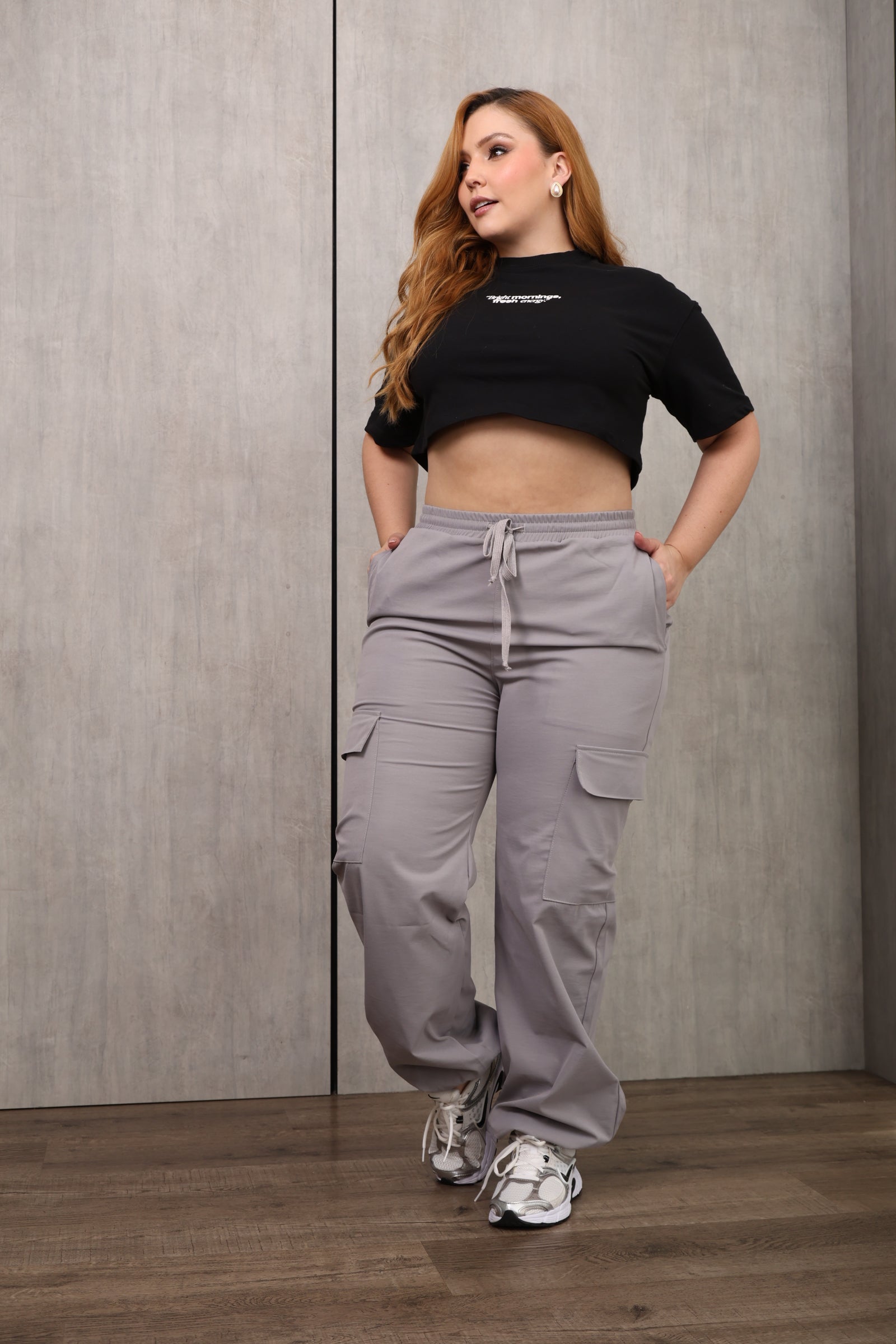 PANTALÓN CARGO PARACHUTE DAMA COLOR GRIS – TIRO MEDIO – AJUSTE RELAJADO – MODA COLOMBIANA – REF: 803 PL